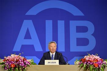AIIB 개업 후 첫 기자회견, 총재 진리췬 언론과 만나