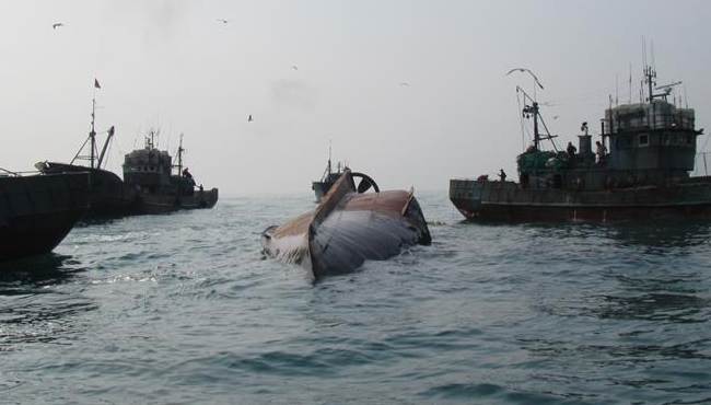 一艘中国渔船在韩国南部全罗南道可居岛附近海域翻沉