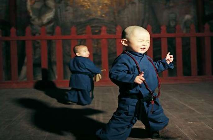 충칭허촨얼퍼(重慶合川二佛)사원의 “귀여운 형제 꼬마 승려” 나타나