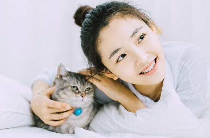 우첸(吳倩) 고양이와 함께 화보 촬영, 행복한 미소 발사