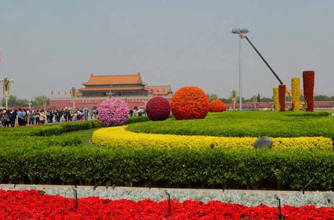 베이징 톈안먼광장 "5.1" 노동절 맞아 꽃으로 단장