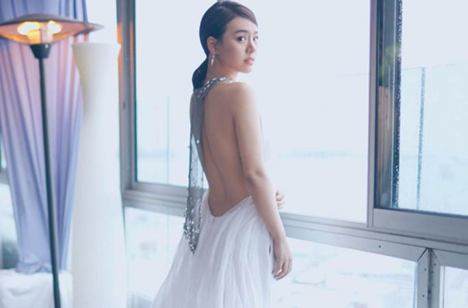 마스춘 칸 패션 사진 공개, 하얀 드레스 입고 우아함 드러내