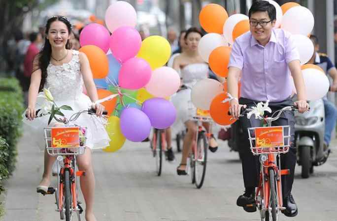 中난징 청년 자전거로 신부 맞아...친환경 결혼식 행복가득