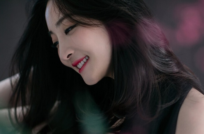 위안즈이 패션 화보, 블랙&화이트 패션으로 여성미 발산