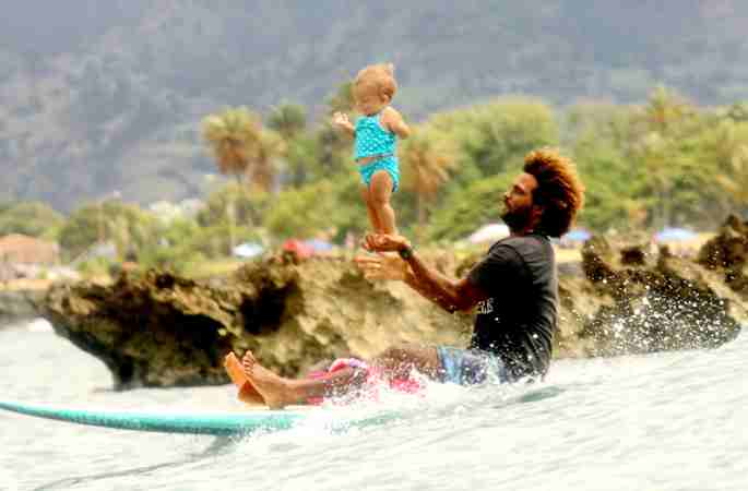 美29세 아빠, 9개월 된 딸과 함께 서핑 묘기 펼쳐