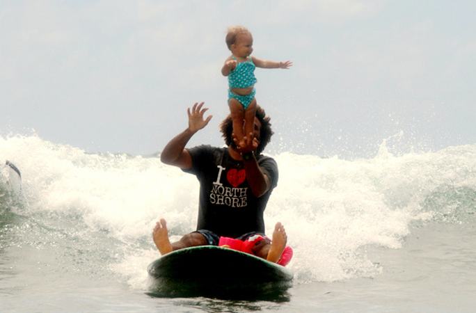 美29세 아빠, 9개월 된 딸과 함께 서핑 묘기 펼쳐