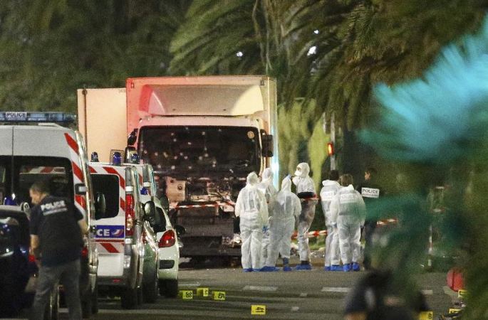 프랑스 니스 트럭 인도로 돌진...최소 77명 숨져, 2명 중국 공민 부상
