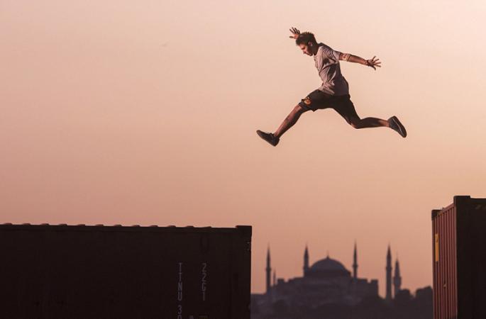 터키 남자들 50미터 컨테이너서 자유 도약