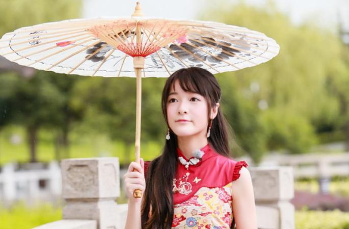 배우 쉬자요 예능 출연, 다홍빛 치마+유지우산…‘중국 고풍미인의 정석’