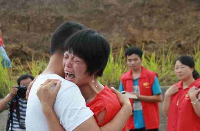 쓰촨 산태 남매 34년만에 재상봉… ‘눈물바다’
