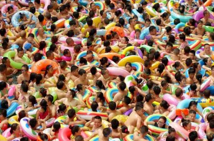 쓰촨 관광객 물놀이 피서…수영장 ‘인산인해’