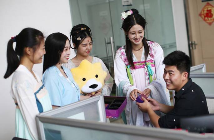 한푸 미녀 大학생 택배원으로 변신, 월병과 축복 전달