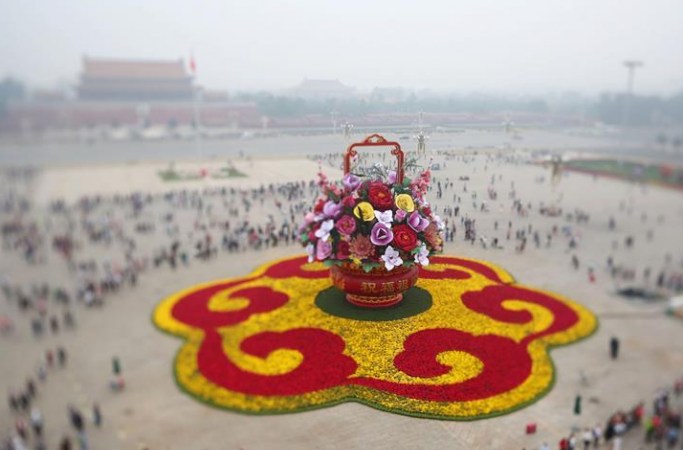 국경절 맞아 톈안먼 광장에 대형 ‘꽃바구니’ 설치