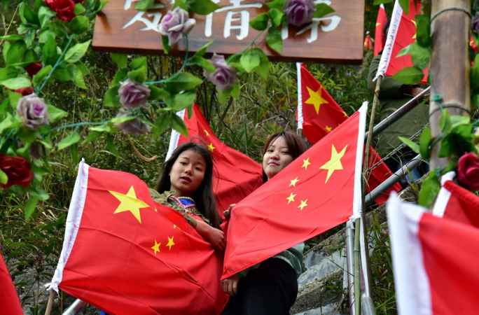 각지 민중, 다양한 기념촬영으로 조국생일에 축복 전달