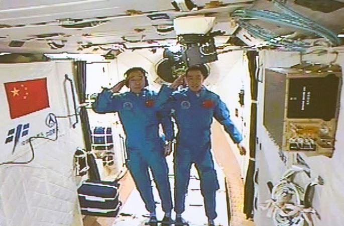 中 선저우 11호 우주비행사들, 실험용 우주정거장 톈궁 2호에 진입