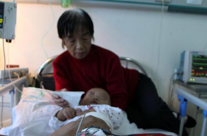 허베이 육순 노인 사재를 털어 화상당한 양자를 구하다