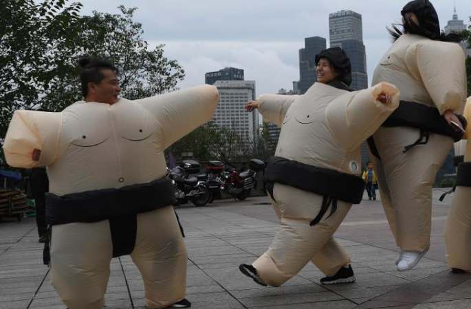 中 충칭 샐러리맨들 이색 스모로 스트레스 풀어