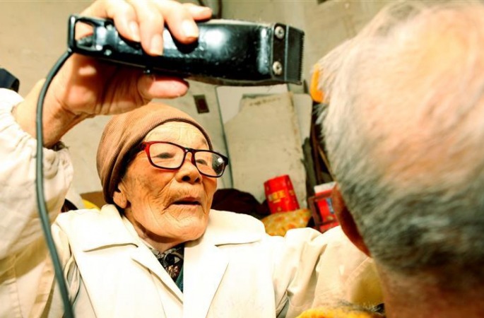 허난쉬창: 2위안 이발소 차린 80세 할머니, 중국의 좋은 사람으로 선정