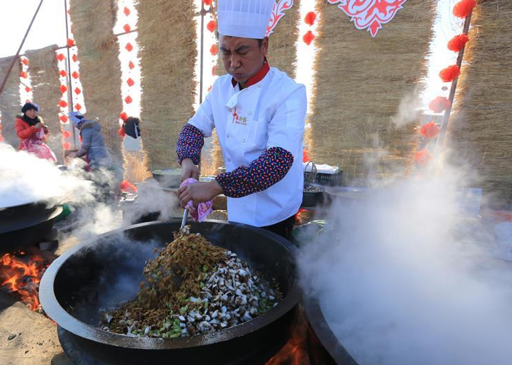 간쑤 장예 치뎬촌, 백미터 화덕 동지날 전통 음식 만인이 함께 즐겨