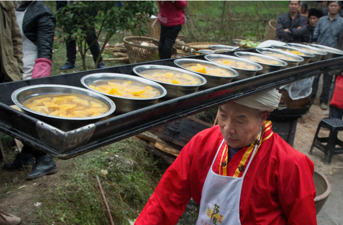 쓰촨 '다펀인(打盆人)', 38년동안 30만 그릇의 반찬 배달, 한번의 실수도 없어