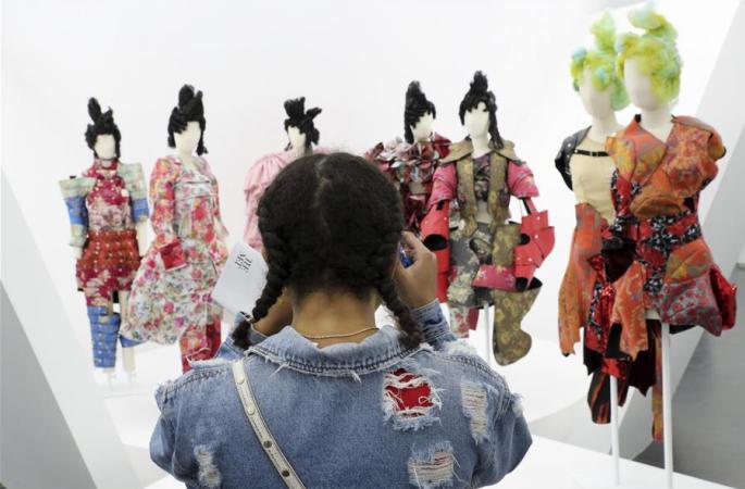 패션의 ‘경계 사이’를 거닐다