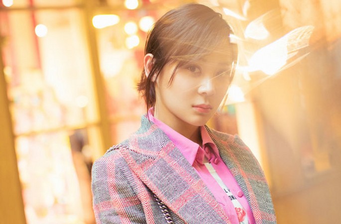 위안산산 파리 거리서 양복 코디의 새 방정식 선보여