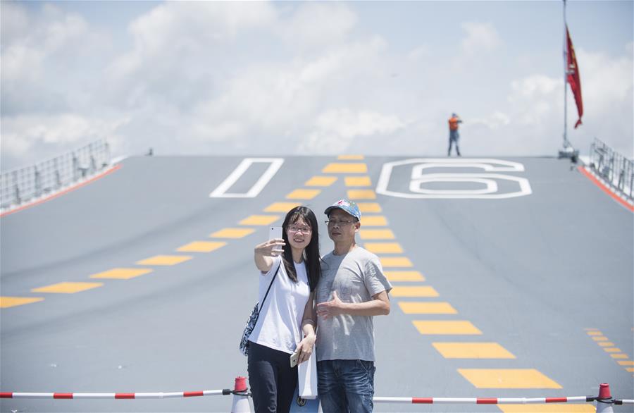 랴오닝함서 기념 사진 찰칵