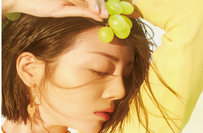 리시루이 매거진 커버 장식...한 여름 쿨한 매력 발산