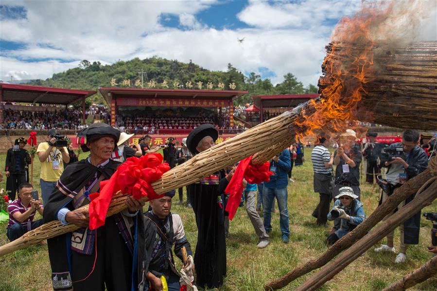 윈난 석림 이족 민중들이 모여 “횃불 축제”를 즐겨