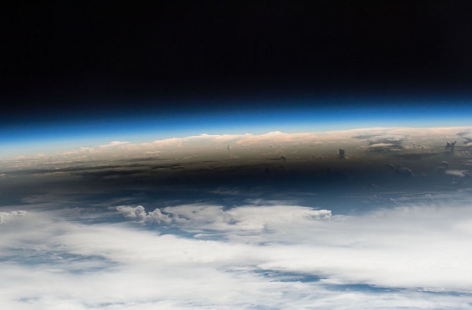 우주 비행사가 우주 정거장에서 촬영한 일식...美 음영에 뒤덮혀
