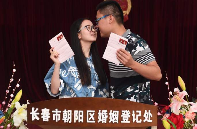 굿바이 싱글! 낭만 가득한 칠석절에 결혼 증서 받아