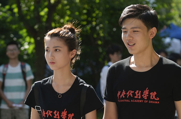 중앙희극대학 신입생 등교...미남미녀 모여!