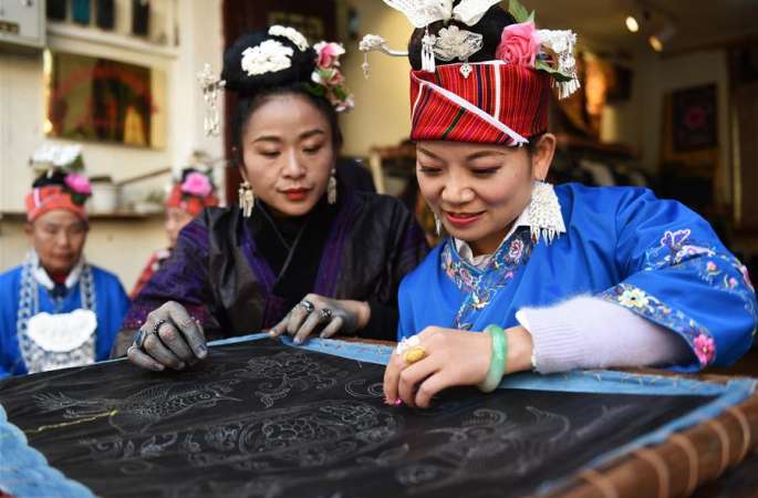구이저우 타이장:수놓이 여성들 농한기 수입증가에 바빠