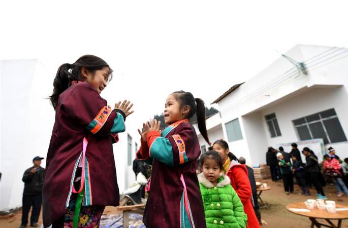 광시 싼장(三江): 빈곤가구 새 집으로 이사해 새해 맞이