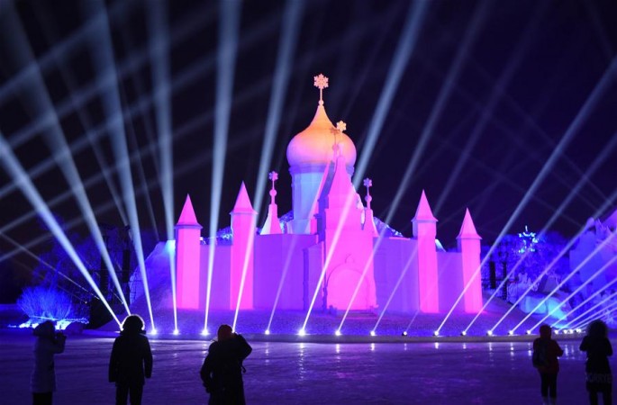 환상적인 라이트 쇼, 빙설축제에 ‘빛깔’을 보태