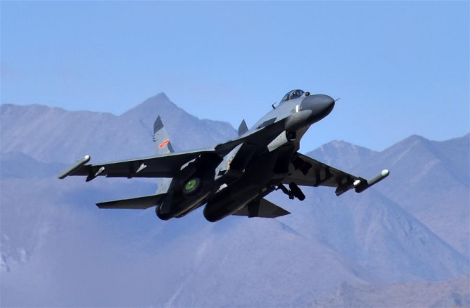중국 공군 J-20 등 신기종 전투기 실전훈련…하늘 제압