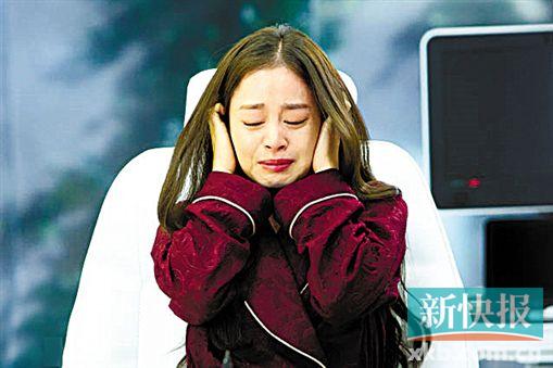 金泰希拍戏抱头痛哭表情痛苦图