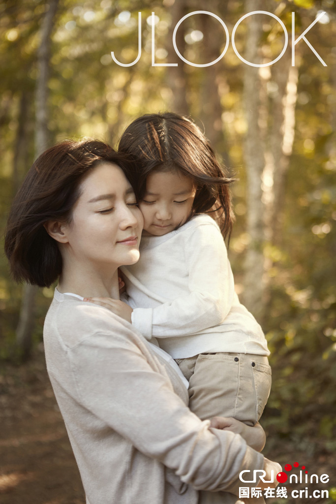 冻龄女神李英爱携双胞胎拍写真 女儿漂亮被赞萌化了