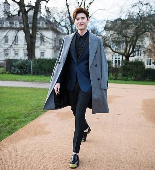 李钟硕参加伦敦时装周 身披风衣绅士范(图)