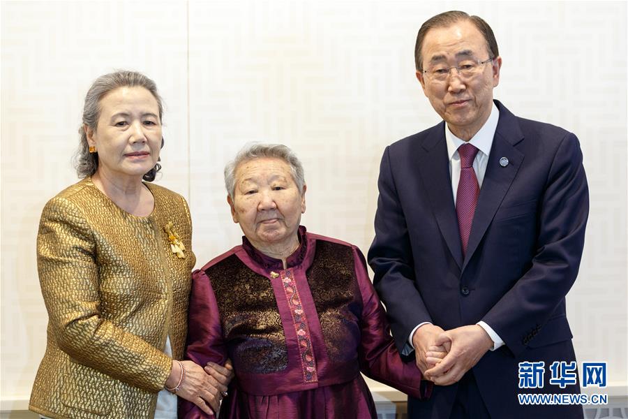 长潘基文(右)和夫人柳淳泽(左)同韩国慰安妇受害者吉元玉老人合影