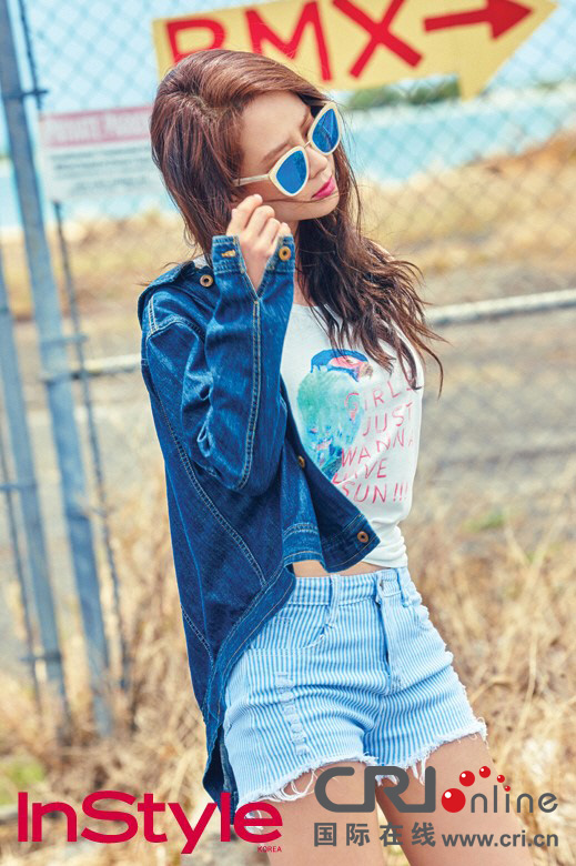 宋智孝露香肩性感迷人 眼神魅惑尽显冷艳气质-新华网