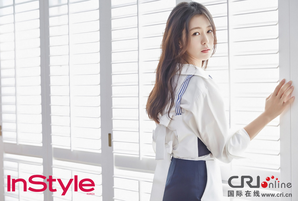 景收真时装杂志写真曝光 露香肩展清纯魅力