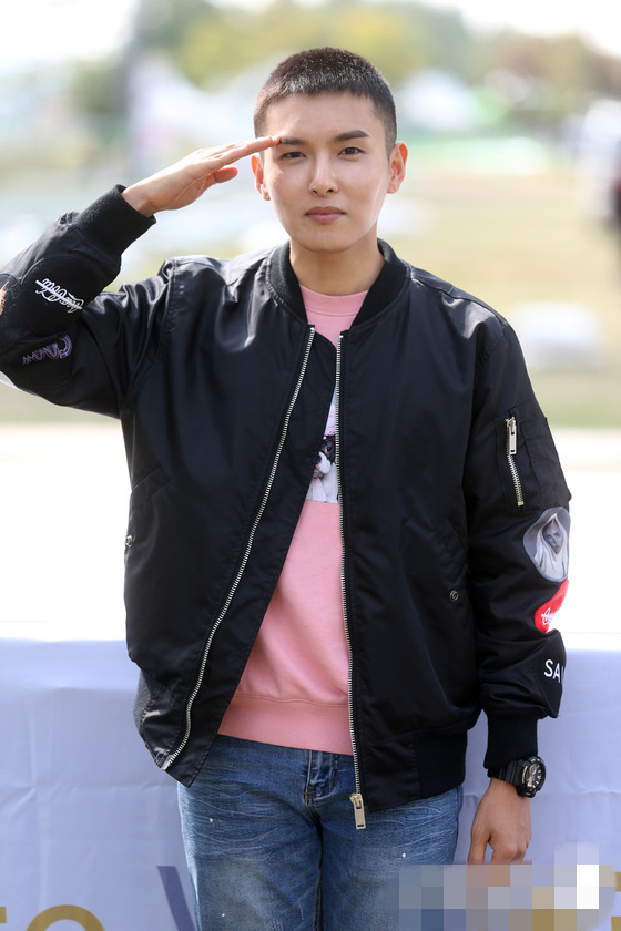 superjunior厉旭今日入伍下跪行礼暂别粉丝组图