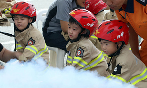 韩国大田举行消防体验活动 萌娃化身消防员有模有样